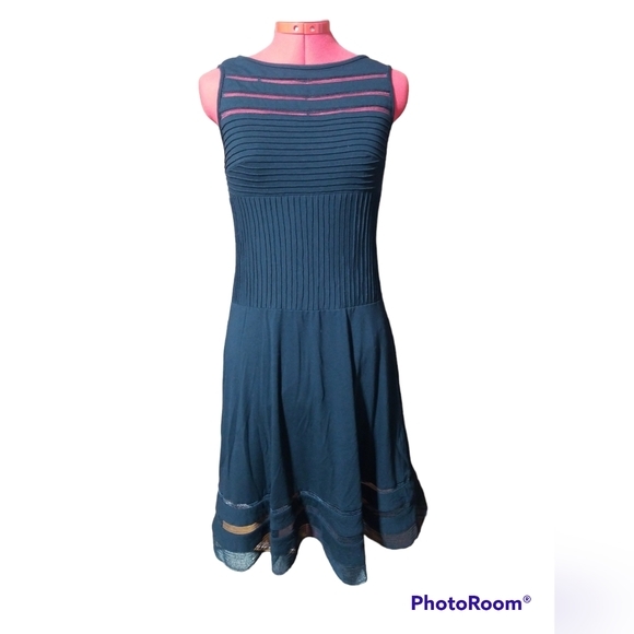 Saks Fifth Avenue Black Label Dresses & Skirts - Black Saks Fifth Avenue midi dress size‎ 4